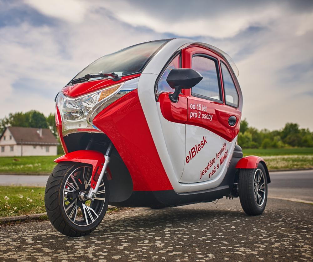 Tříkolka v červené barvě se staršími olověnými bateriemi. Najeto 3 000 km, slušný stav. Na vyzkoušení v Horním Bousově.
